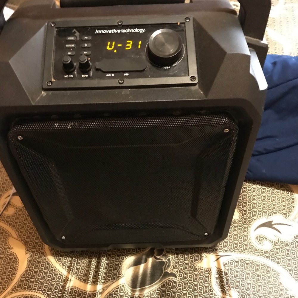 A Bluetooth speaker - Picture 2 of 5